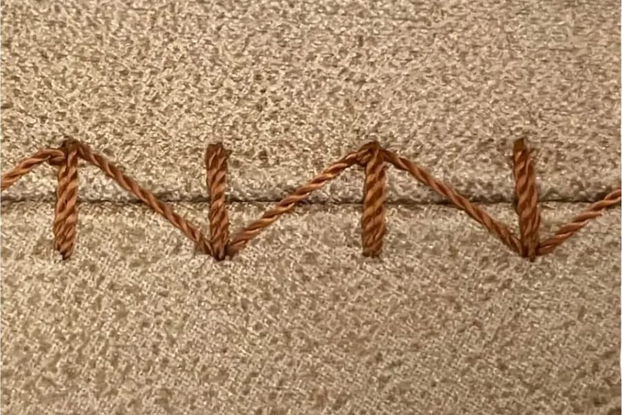 N1-2: a zigzag stitch with a bar at each point