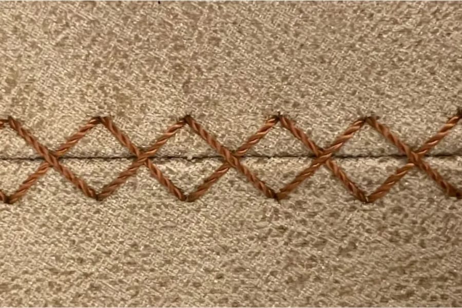 N2-1: a crossed zigzag forming a row of diamonds