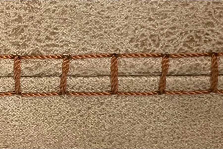 N4-2: a ladder of fine rungs between two seam lines
