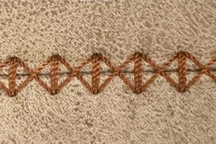 N6-2: a row of small diamonds with a bar at each point